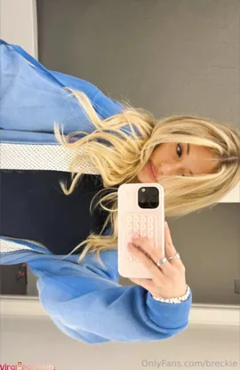 Breckie Hill Nude Nipple Slipped In Bathtub Latest Photos