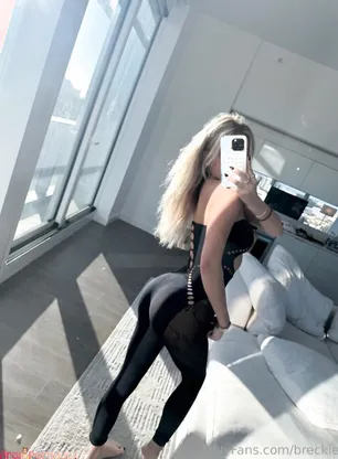 Breckie Hill Nude Nipple Slipped In Bathtub Latest Photos