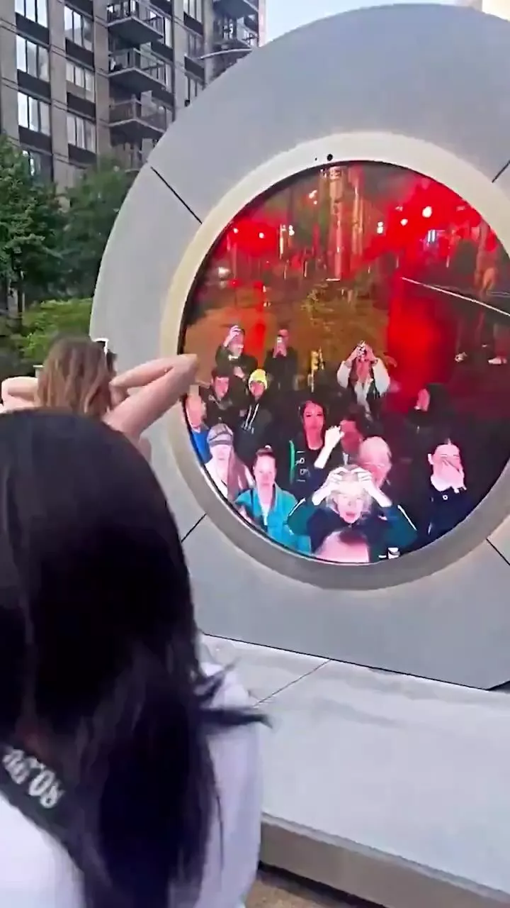 Girl Nude boobs Flashed The Portal In New York And Dublin video - SheeshFans