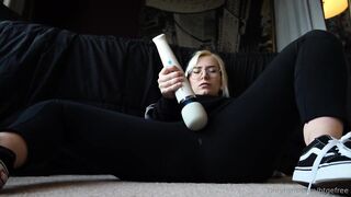 Bigtittygothegg Vibrating Pussy An Dripping Cum Without Taking Off Her Jeans Onlyfans Leak Video