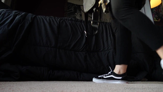 Bigtittygothegg Vibrating Pussy An Dripping Cum Without Taking Off Her Jeans Onlyfans Leak Video