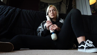 Bigtittygothegg Vibrating Pussy An Dripping Cum Without Taking Off Her Jeans Onlyfans Leak Video