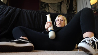 Bigtittygothegg Vibrating Pussy An Dripping Cum Without Taking Off Her Jeans Onlyfans Leak Video