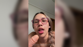 Kamicupcakex Sucking Toy Closeup And Flash Her Pussy Onlyfans Video