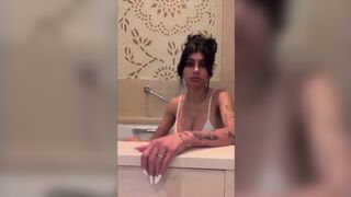 Mia Khalifa Soak Wet Feet In Bathtub Leaked Porn Video