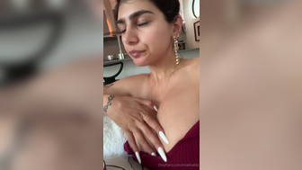 Mia Khalifa Nude Boobs Out Teasing Her Feet Leaked Ppv Onlyfans