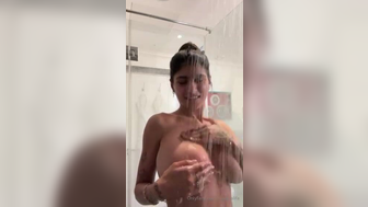 Mia Khalifa Playing Her Big Nude Tits Playing Leaked Onlyfans Video