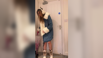 Barbie_grl Stripoff Her Winter Jacket Off And Spreading Pussy Onlyfans Video