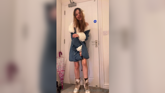Barbie_grl Stripoff Her Winter Jacket Off And Spreading Pussy Onlyfans Video
