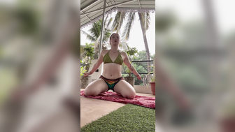 H0rnyhazel420 Does Yoga With Her Tight Pants Onlyfans Leak