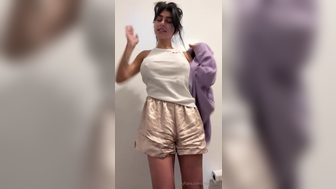 Mia Khalifa Strips Her Top And Drop Big Boobs Out Onlyfans