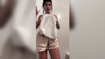 Mia Khalifa Strips Her Top And Drop Big Boobs Out Onlyfans