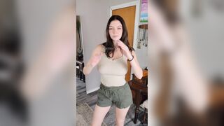 Carmen-rae Aka Makoshake Tits Dropping Out In Skinny Top Leaked Onlyfans Video