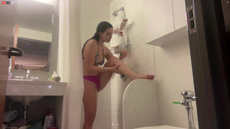 Emily Cocea Fanfix Livestream Taking A Shower In Bikini Leaked Video