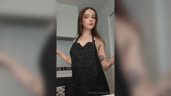 Dainty Wilder Apron Strip Off In Kitchen And Pussy Spreading Onlyfans Leak
