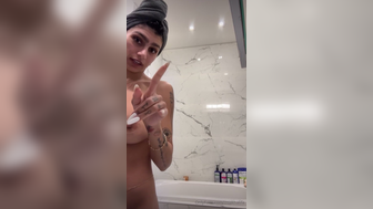 Mia Khalifa Doing Makeup With Her Tits Out Onlyfans Leak