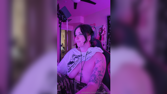 Sunnysunrays Gamer Girl Drops Her Nude Tits Out Onlyfans Leaked Video