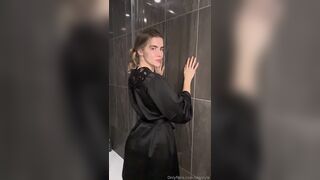 Islamyla Lifts Her Robe Flashing Off Booty Leaked Onlyfans