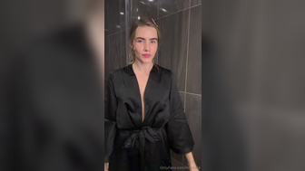 Islamyla Lifts Her Robe Flashing Off Booty Leaked Onlyfans
