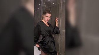 Islamyla Lifts Her Robe Flashing Off Booty Leaked Onlyfans