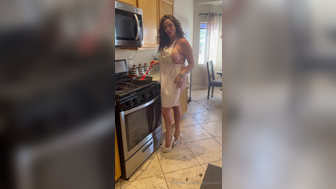 Ariella Ferrera Big Tits Out Milf Pussy Spreads While Cooking Leaked Onlyfans Video