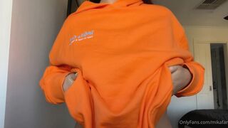 Mikafans Aka Mikaylah Nude Boobs Playing Lifting Her Sweater Onlyfans Leaked