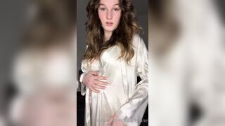 Itscarlyjane Stripping Off Night Dress And Pink Pussy Lips Masturbate Leak Tape