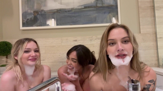 Avaxreyes With Her Gfs Naked In Bathtub Teasing Themselves Leaked Onlyfans Tape