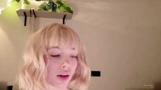 EvaCutieee Shows Off And Pleasures Herself