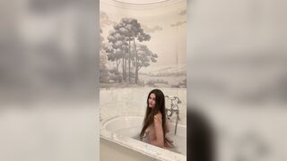 Megnutt02 Big Tits Teasing And Humping Fully Naked In Bathtub Onlyfans
